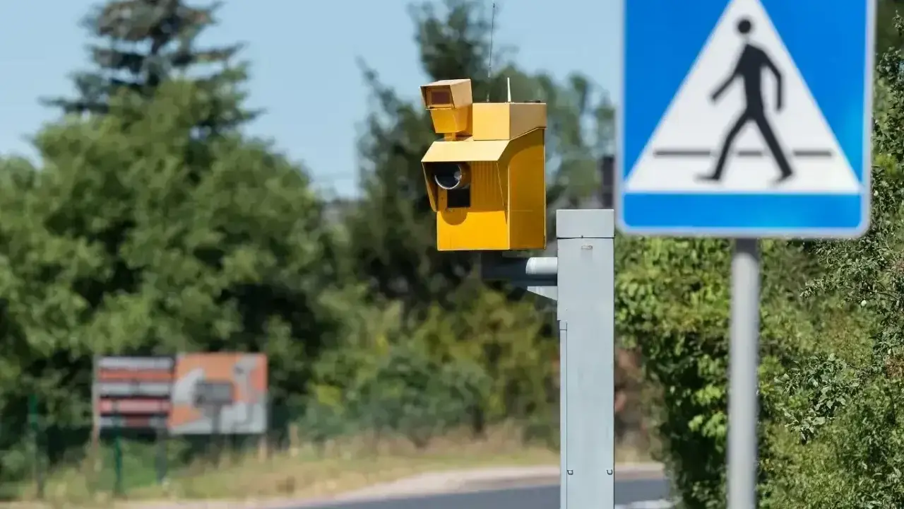 Żółty fotoradar przy przejściu dla pieszych. Uważaj, bo kara za przekroczenie prędkości może być wysoka!