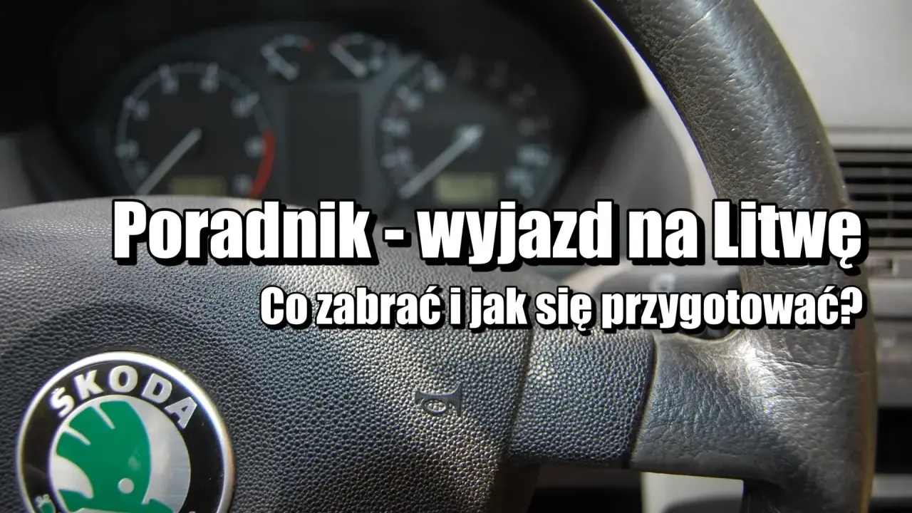 Kierownica Skoda, deska rozdzielcza i tekst "Poradnik - wyjazd na Litwę. Co zabrać i jak się przygotować?". Pamiętaj o litewskich ograniczeniach prędkości.