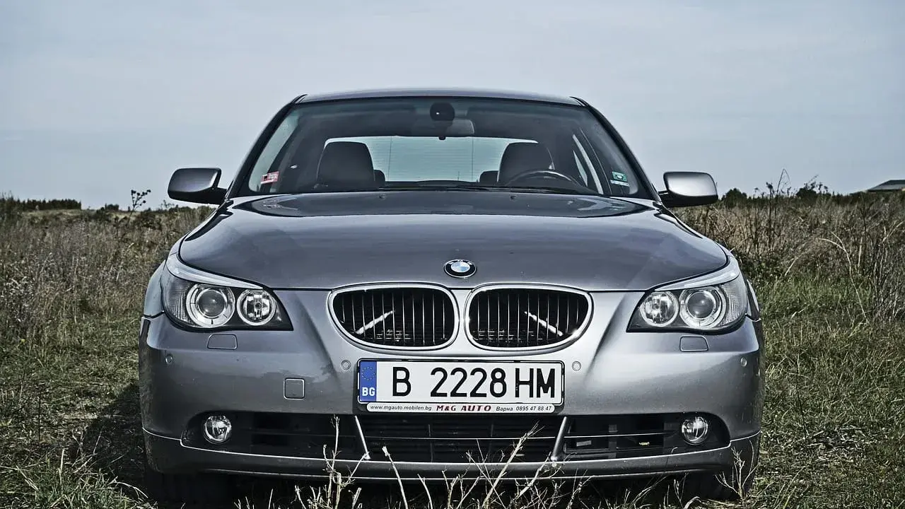 Szary BMW na polu. Czy policja może wystawić mandat bez zatrzymania? Tablica B 2228 HM.