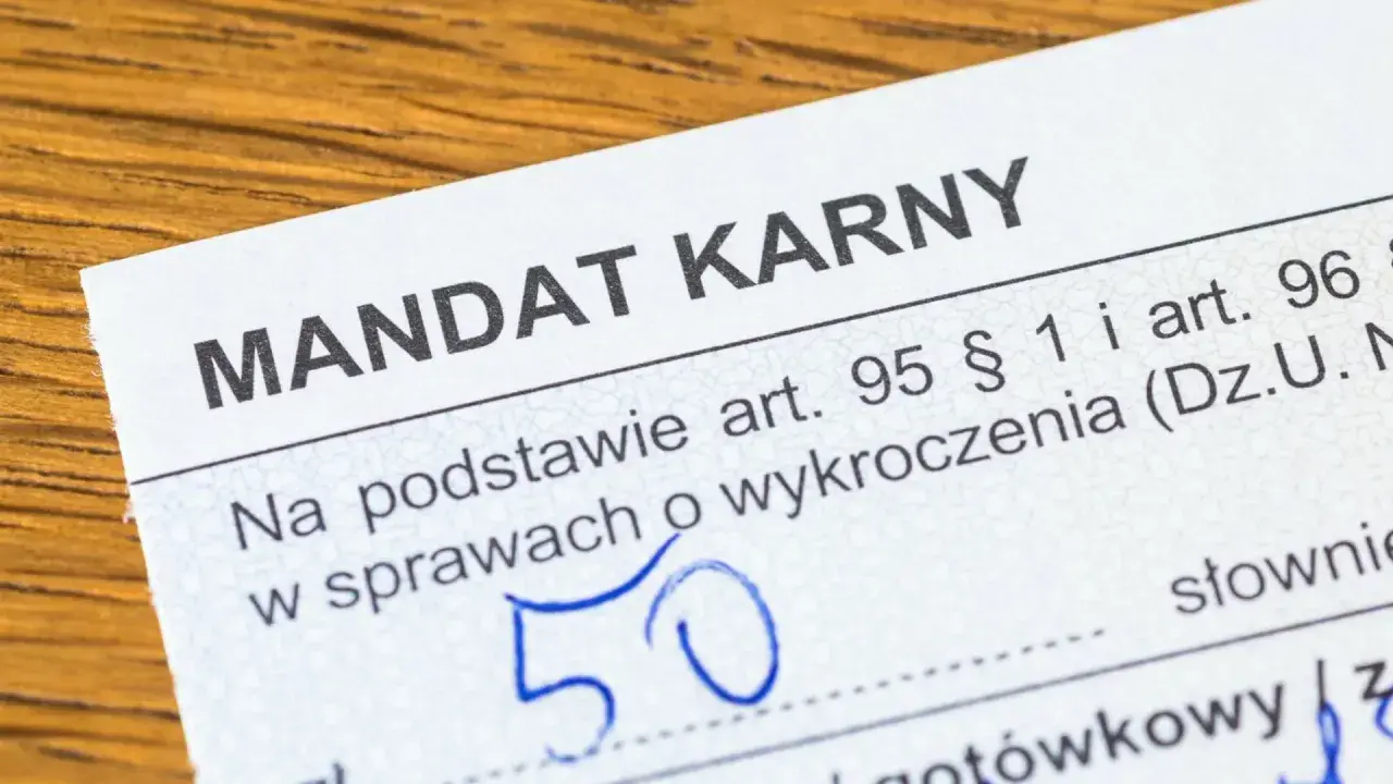 Mandat karny z kwotą 50 zł. Dokument dotyczy wykroczeń drogowych.