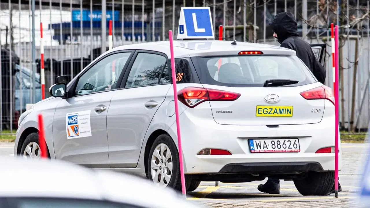 Srebrny Hyundai z literą "L" na dachu i napisem "EGZAMIN" na klapie. Czy za którymś razem średnio zdaje się prawo jazdy?