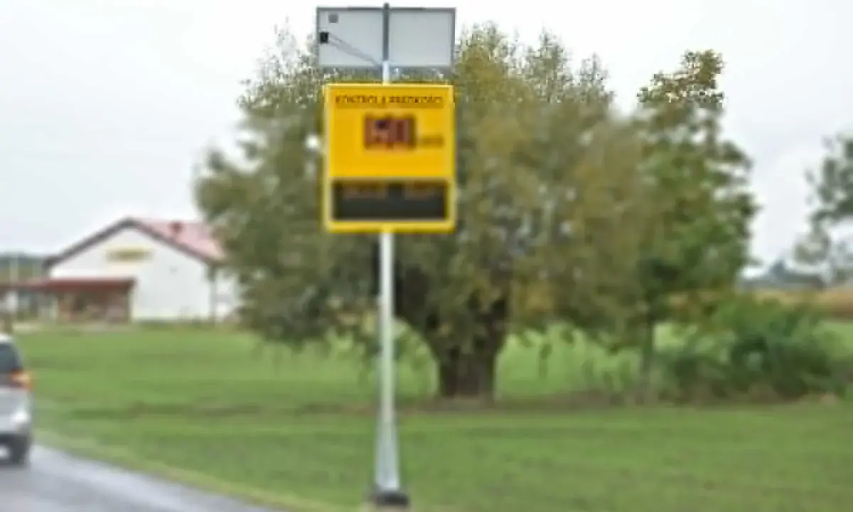 Fotoradar pokazuje 60 km/h, a poniżej informacja o 50 zł opłaty i punktach karnych. Uważaj na drodze!