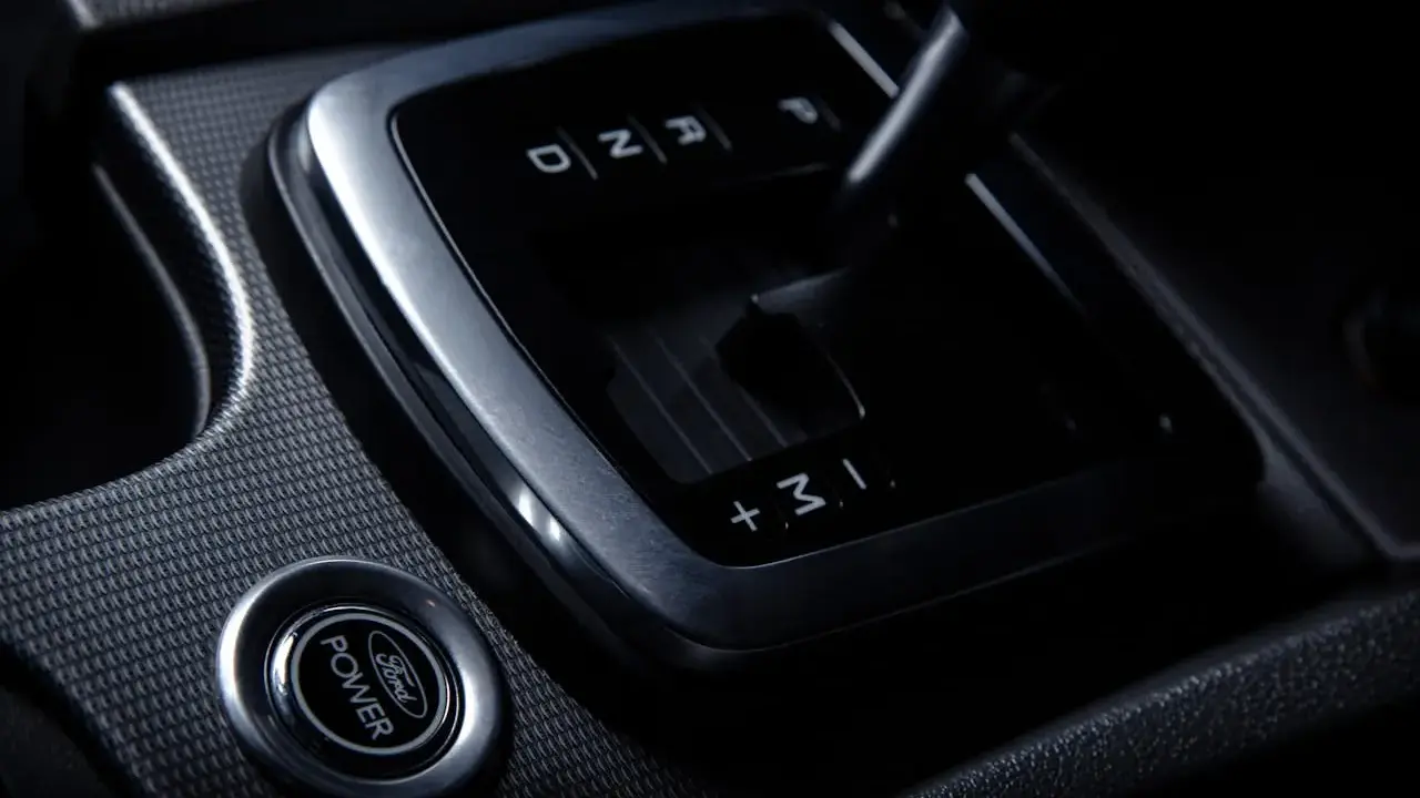 Dźwignia zmiany biegów w automacie, przycisk start/stop Ford Power. Wygodne biegi w automacie dla każdego kierowcy.