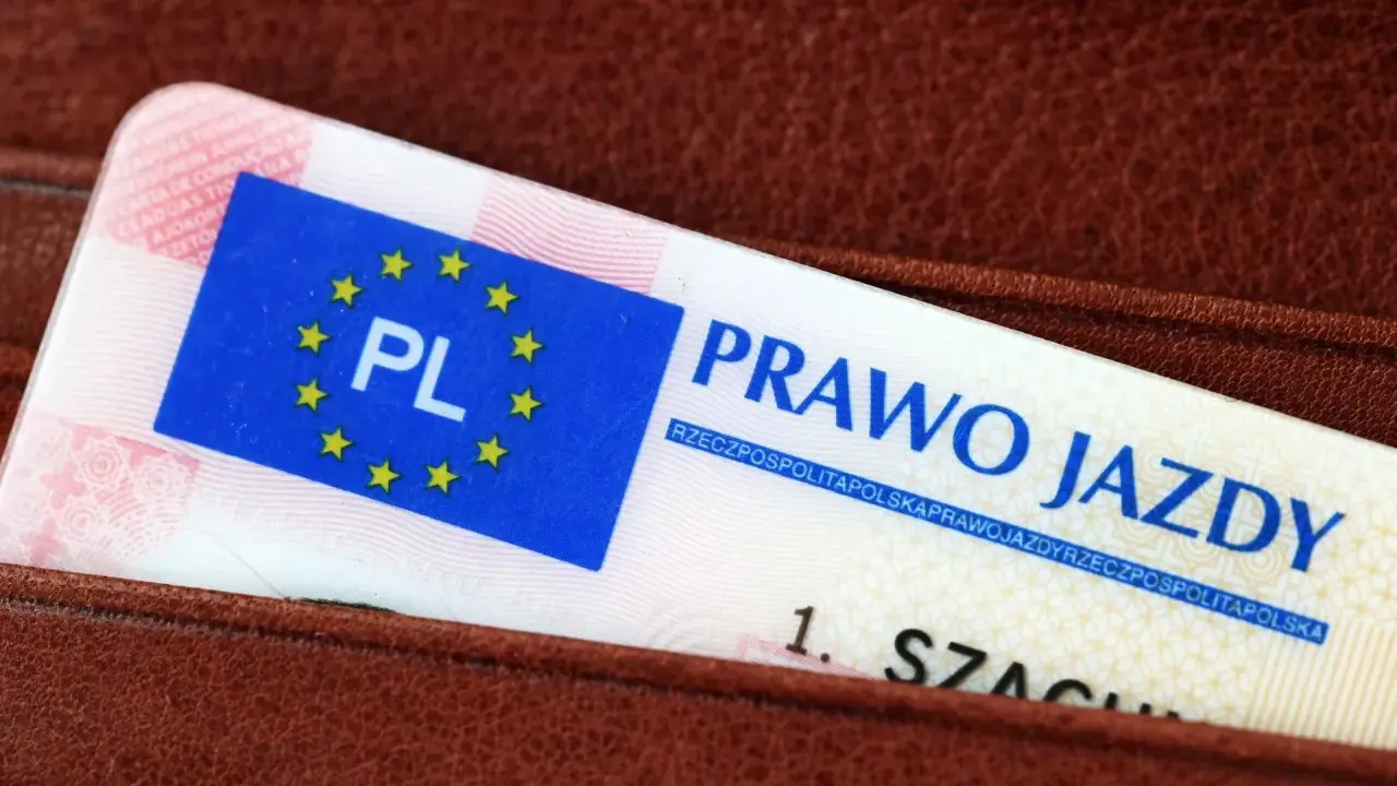 Polskie prawo jazdy w portfelu. Czas na wymianę dokumentu, by móc legalnie prowadzić pojazd.