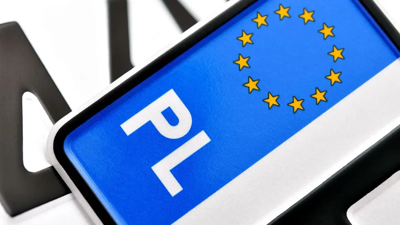Tablica rejestracyjna PL z gwiazdkami UE. Brak tablicy rejestracyjnej grozi mandatem.