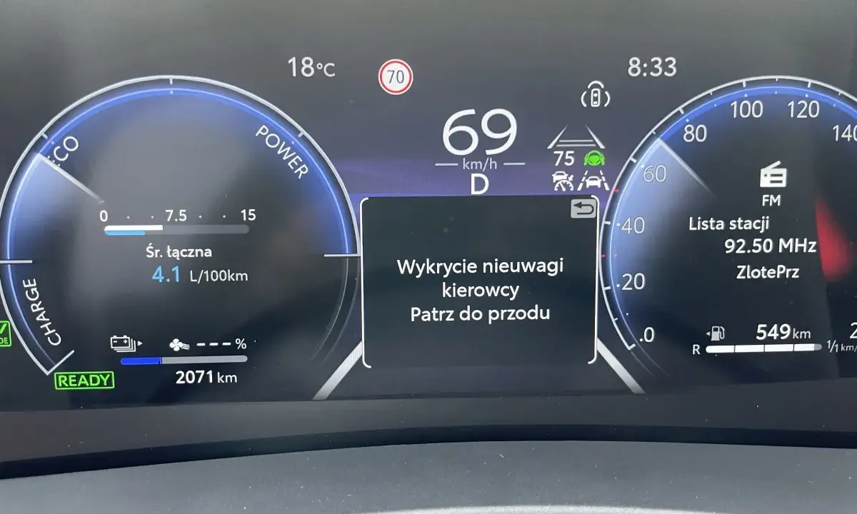 Wyświetlacz pokazuje "Wykrycie nieuwagi kierowcy", co oznacza, że czujnik zmęczenia kierowcy działa, monitorując Twoją uwagę.