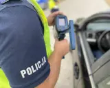 Policjant mierzy prędkość radiowozem. Zastanawiasz się, od ilu punktów zabierają prawo jazdy? Uważaj na drodze!