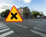 Uwaga na skrzyżowanie równorzędne znak. Zbliżamy się do skrzyżowania dróg, gdzie obowiązują zasady pierwszeństwa przejazdu.