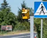 Żółty fotoradar przy przejściu dla pieszych. Uważaj, bo kara za przekroczenie prędkości może być wysoka!