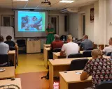 Szkolenie z zbijania punktów karnych. Wykładowczyni omawia rozwój choroby alkoholowej, a uczestnicy słuchają.