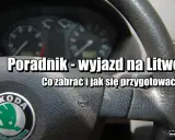 Kierownica Skoda, deska rozdzielcza i tekst "Poradnik - wyjazd na Litwę. Co zabrać i jak się przygotować?". Pamiętaj o litewskich ograniczeniach prędkości.
