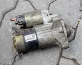 Dwa używane rozruszniki samochodowe, gotowe do wymiany. Jeden z nich ma naklejkę z numerem MC0JT82081.