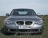 Szary BMW na polu. Czy policja może wystawić mandat bez zatrzymania? Tablica B 2228 HM.
