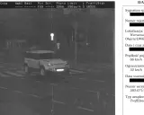Biały Land Rover Defender przekracza pasy na ul. Grójeckiej w Warszawie z prędkością 66 km/h przy ograniczeniu do 50 km/h. Zastanawiasz się, po jakim czasie przychodzi mandat z fotoradaru?
