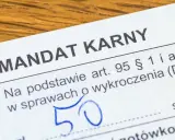 Mandat karny z kwotą 50 zł. Dokument dotyczy wykroczeń drogowych.