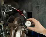 Mechanik sprawdza bicie przy hamowaniu, czy tarcze są proste. Wskaźnik zegarowy mierzy odchylenia.