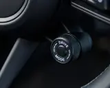 Pokrętło wyboru trybu jazdy w samochodzie, z opcją "DRIVE MODE", gotowe do aktywacji trybu sport.