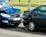 Dwie uszkodzone osobówki po kolizji drogowej. Nieostrożność na drodze może skutkować mandatem i kosztownymi naprawami.