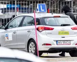Srebrny Hyundai z literą "L" na dachu i napisem "EGZAMIN" na klapie. Czy za którymś razem średnio zdaje się prawo jazdy?