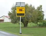Fotoradar pokazuje 60 km/h, a poniżej informacja o 50 zł opłaty i punktach karnych. Uważaj na drodze!
