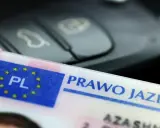 Prawo jazdy i kluczyki do auta. Rozpoczynasz naukę jazdy automatem? To pierwszy krok do wolności na drodze!