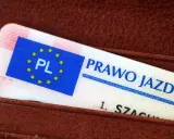 Polskie prawo jazdy w portfelu. Czas na wymianę dokumentu, by móc legalnie prowadzić pojazd.