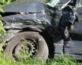 Zniszczony samochód po kolizji. Czy po kolizji traci się zniżki na wszystkie samochody? Zobacz skutki wypadku.