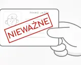 Ręka trzyma nieważne prawo jazdy. Jazda bez uprawnień jaka kara 2026?