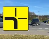 Znak informuje o skrzyżowaniu z pierwszeństwem łamanym. Wypadek na skrzyżowaniu, gdzie jeden z kierowców nie ustąpił pierwszeństwa.