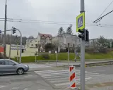 Zielona strzałka gdzie się zatrzymać, sygnalizacja świetlna dla pieszych i samochodów, znak ograniczenia prędkości 30.