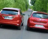 Dwa czerwone auta jadące obok siebie. Ford Focus i Seat Leon. Wymijanie a omijanie na wąskiej drodze.