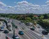 Na skrzyżowaniu z tramwajami, samochody zatrzymują się przed linią warunkowego zatrzymania, czekając na zielone światło.
