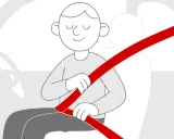 Uśmiechnięty kierowca zapina pasy, unikając mandatu za brak pasów. Bezpieczeństwo przede wszystkim!