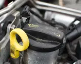 Żółta miarka oleju i czarny korek z logo Castrol. Uważaj na za wysoki poziom oleju w silniku diesla, może to być sygnał problemu.
