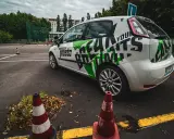 Samochód szkoleniowy z napisem "Prosto" i grafiką "Learn to Drive" na placu manewrowym. Idealne miejsce na jazdy doszkalające odlewnicza.