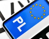 Tablica rejestracyjna PL z gwiazdkami UE. Brak tablicy rejestracyjnej grozi mandatem.