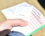 Mandat karny z policji, który może wpłynąć na to, kiedy kasują się punkty karne. Widoczny numer i kwota.