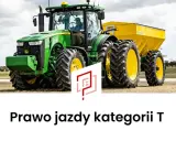 Zielony traktor z żółtym rozsiewaczem, gotowy do pracy na polu. Idealny do zdobycia prawa jazdy kategorii T.