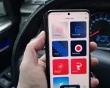 Telefon z aplikacją mObywatel, gdzie widać opcję mPrawo Jazdy, idealną do okazania tymczasowego prawa jazdy.