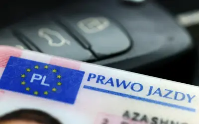 Prawo jazdy i kluczyki do auta. Rozpoczynasz naukę jazdy automatem? To pierwszy krok do wolności na drodze!