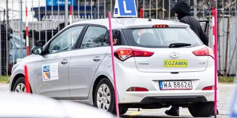 Srebrny Hyundai z literą "L" na dachu i napisem "EGZAMIN" na klapie. Czy za którymś razem średnio zdaje się prawo jazdy?
