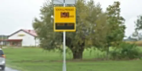 Fotoradar pokazuje 60 km/h, a poniżej informacja o 50 zł opłaty i punktach karnych. Uważaj na drodze!