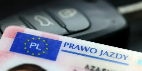 Prawo jazdy i kluczyki do auta. Rozpoczynasz naukę jazdy automatem? To pierwszy krok do wolności na drodze!