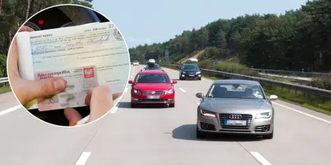 Mandat karny za jazdę lewym pasem na autostradzie. Kierowca trzyma dokument i dowód osobisty.
