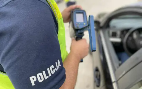 Policjant mierzy prędkość radiowozem. Zastanawiasz się, od ilu punktów zabierają prawo jazdy? Uważaj na drodze!