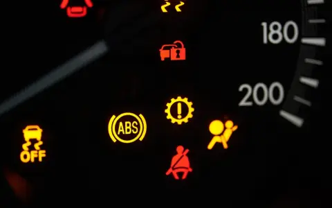 Kontrolki w Oplu Vivaro: ABS, poduszki powietrzne, pasy, ESP OFF, kontrolka silnika. Opis symboli pomoże Ci zrozumieć ostrzeżenia.