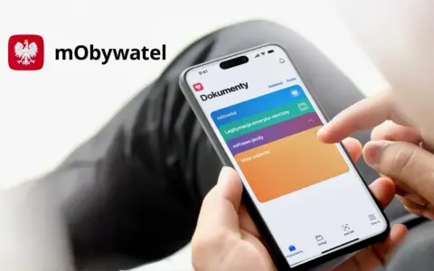 Dłoń wybiera "mPrawo jazdy" na ekranie aplikacji mObywatel, gdzie można zarządzać cyfrowym kontem kierowcy i innymi dokumentami.
