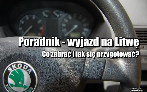 Kierownica Skoda, deska rozdzielcza i tekst "Poradnik - wyjazd na Litwę. Co zabrać i jak się przygotować?". Pamiętaj o litewskich ograniczeniach prędkości.