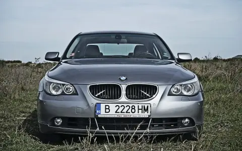 Szary BMW na polu. Czy policja może wystawić mandat bez zatrzymania? Tablica B 2228 HM.