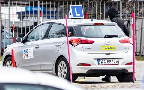 Srebrny Hyundai z literą "L" na dachu i napisem "EGZAMIN" na klapie. Czy za którymś razem średnio zdaje się prawo jazdy?